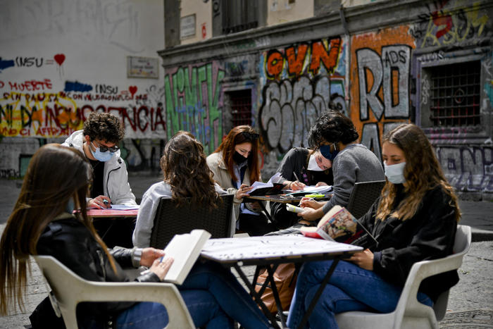 Dal 26 aprile ameno 7,6 mln di alunni in classe, l’89,5%