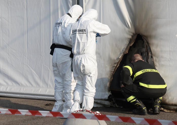 Due bottiglie incendiarie contro un centro vaccinale a Brescia