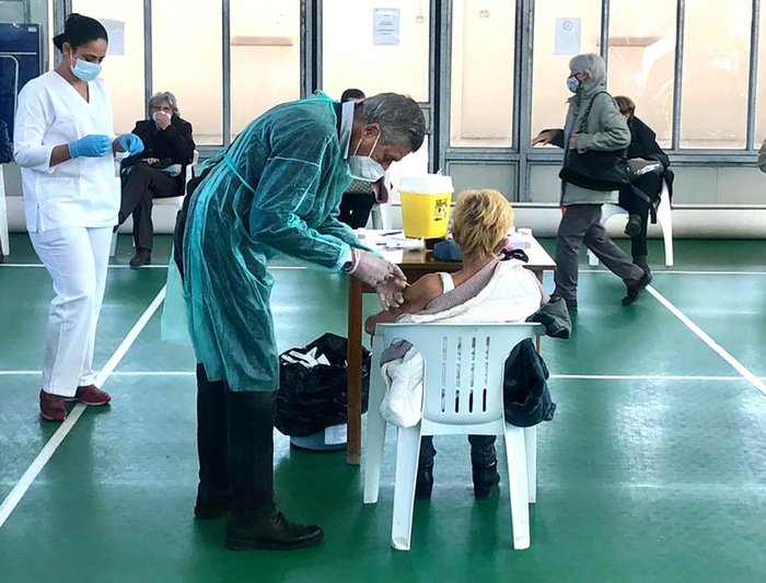 Ex ministro Fazio vaccinatore nella sua Garessio