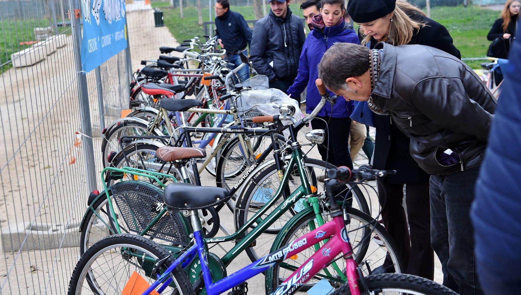 Francia, bici in cambio di auto vecchie