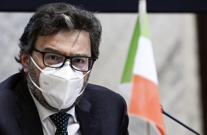 Giorgetti, valutiamo golden power per filiere ora escluse