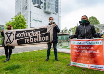 GREENPEACE E RECOMMON IN AZIONE CONTRO INTESA SANPAOLO: «È LA BANCA ITALIANA CHE PIÙ ALIMENTA L’EMERGENZA CLIMATICA»