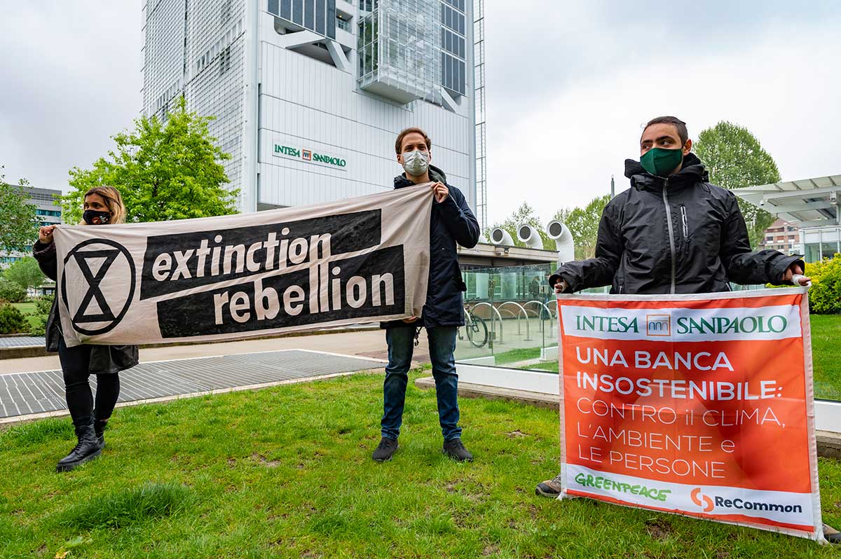 GREENPEACE E RECOMMON IN AZIONE CONTRO INTESA SANPAOLO: «È LA BANCA ITALIANA CHE PIÙ ALIMENTA L’EMERGENZA CLIMATICA»