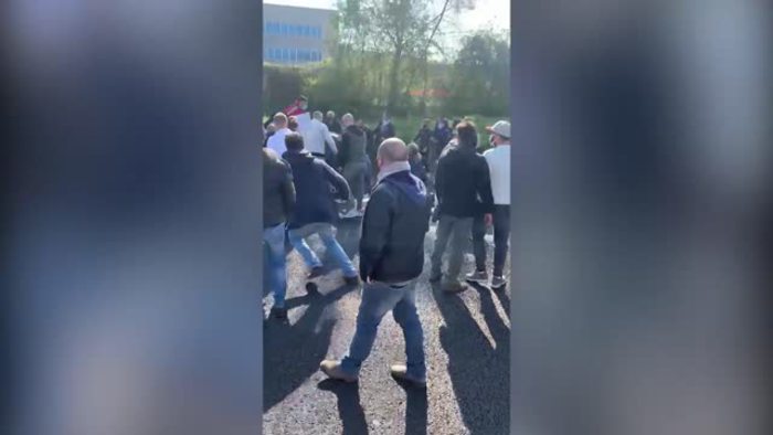 I ristoratori bloccano l’A1. Investito un manifestante
