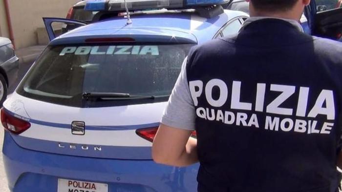 Incatena nipote 25enne e tenta di darle fuoco, arrestato