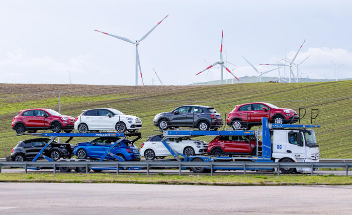 Industria: Istat; produzione febbraio +0,2% mese, -0,6% anno