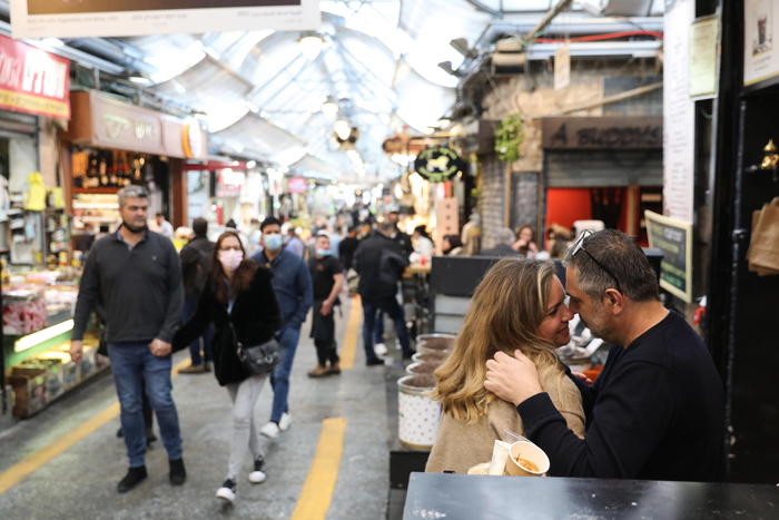 Israele, da domenica non più obbligo mascherina all’aperto