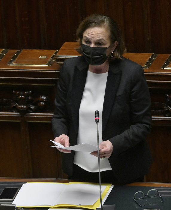 Lamorgese, inammissibili violenze su agenti