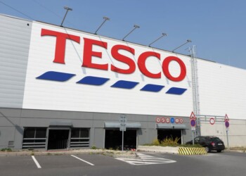L’utile ante imposte di Tesco cala a £825 milioni nell’anno fiscale 2021