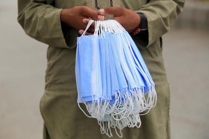 Microtelecamera sotto mascherina a esame patente, denunciato