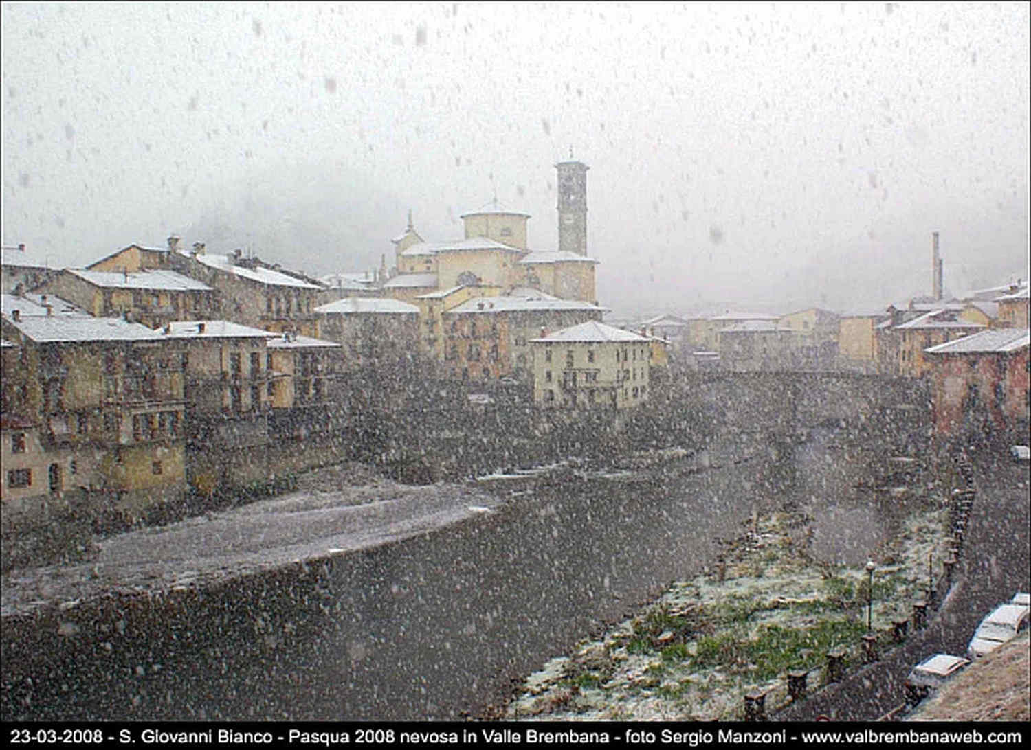 La neve copiosa a quote estremamente basse in Val Brembana il giorno di Pasqua del 2008, fonte immagine valbrembanaweb.it