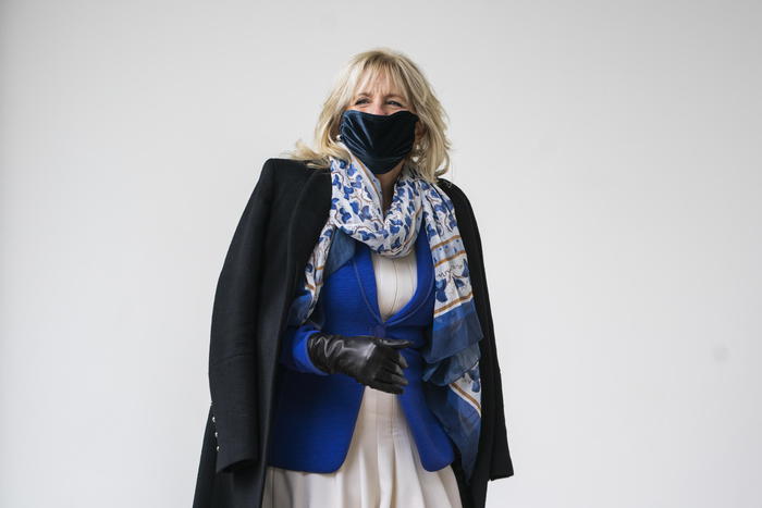 Pesce d’aprile first lady Usa,serve gelati da finta hostess