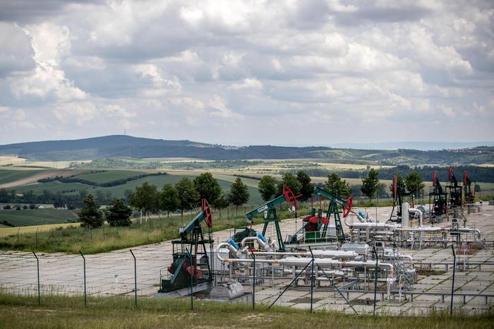 Petrolio: chiude in rialzo a New York a 63,37 dollari
