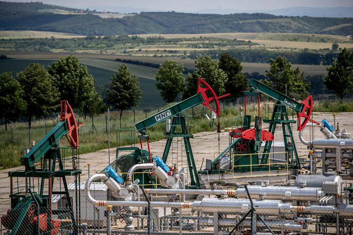 Petrolio: prezzo parte in rialzo a 64,2 dollari