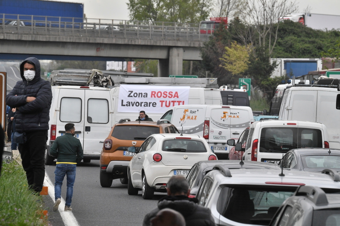 Protesta mercatali, rimosso dopo 10 ore il blocco sulla A1