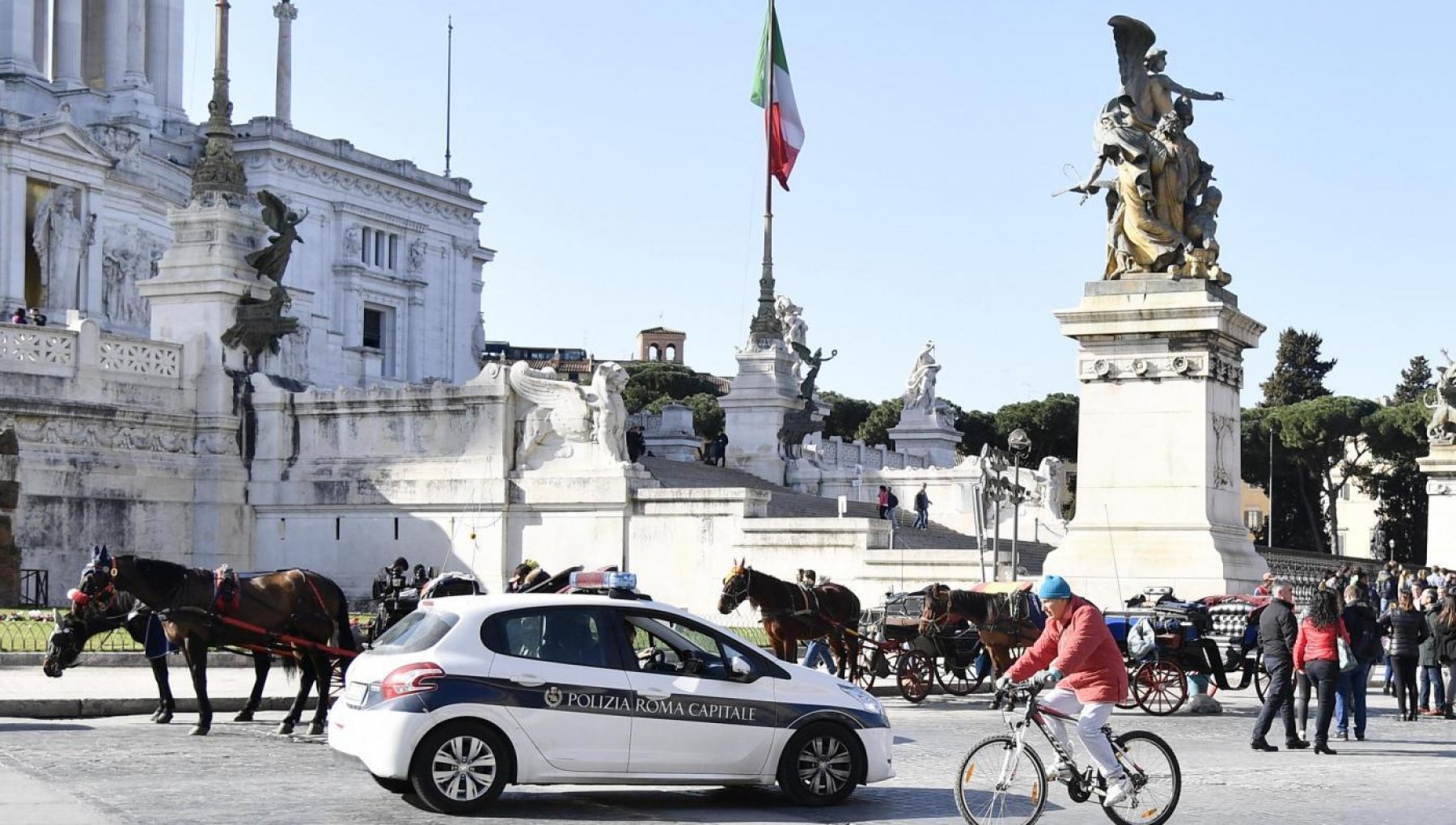 Roma e Milano, 3 su 4 favorevoli allo stop delle auto a benzina e diesel dal 2030