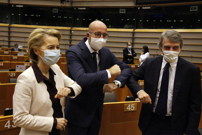 Russia: Ue, sanzioni inaccettabili, valutiamo risposta