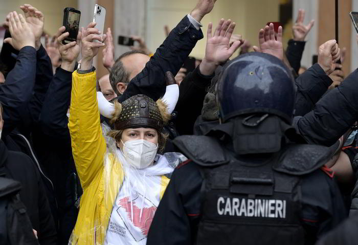 Sit in IoApro: lancio petardi e oggetti verso agenti