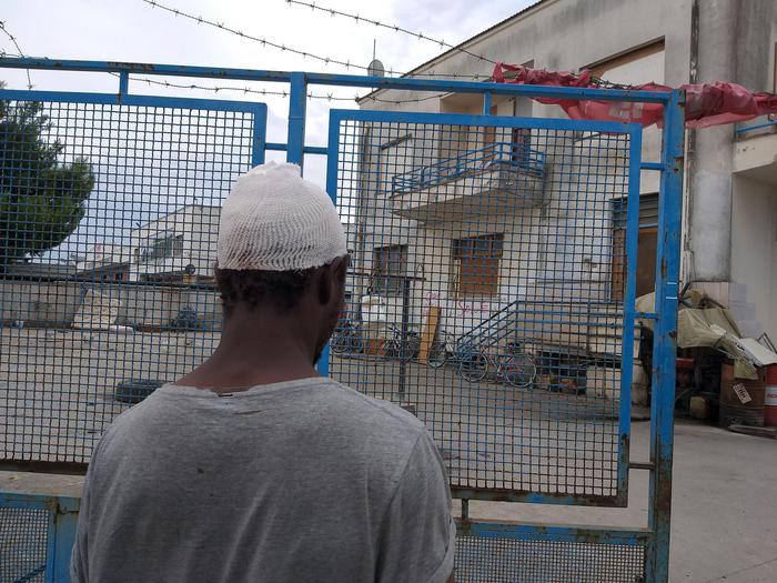 Sparano contro migranti: migliorano le condizioni del ferito