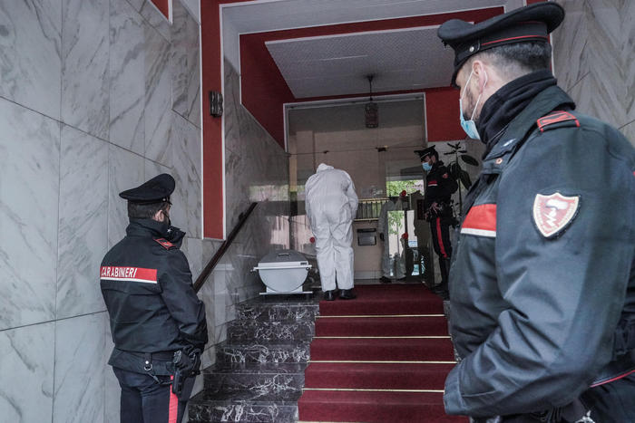 Uccide moglie figlio e padroni di casa, 83enne resta grave