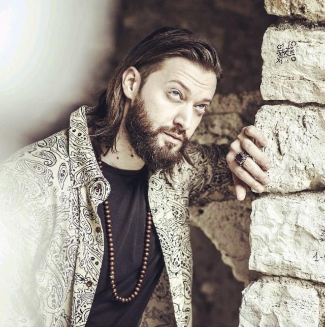 VINICIO SIMONETTI: “In Your Eyes” è il singolo che segna l’inizio del nuovo percorso musicale del cantautore marchigiano