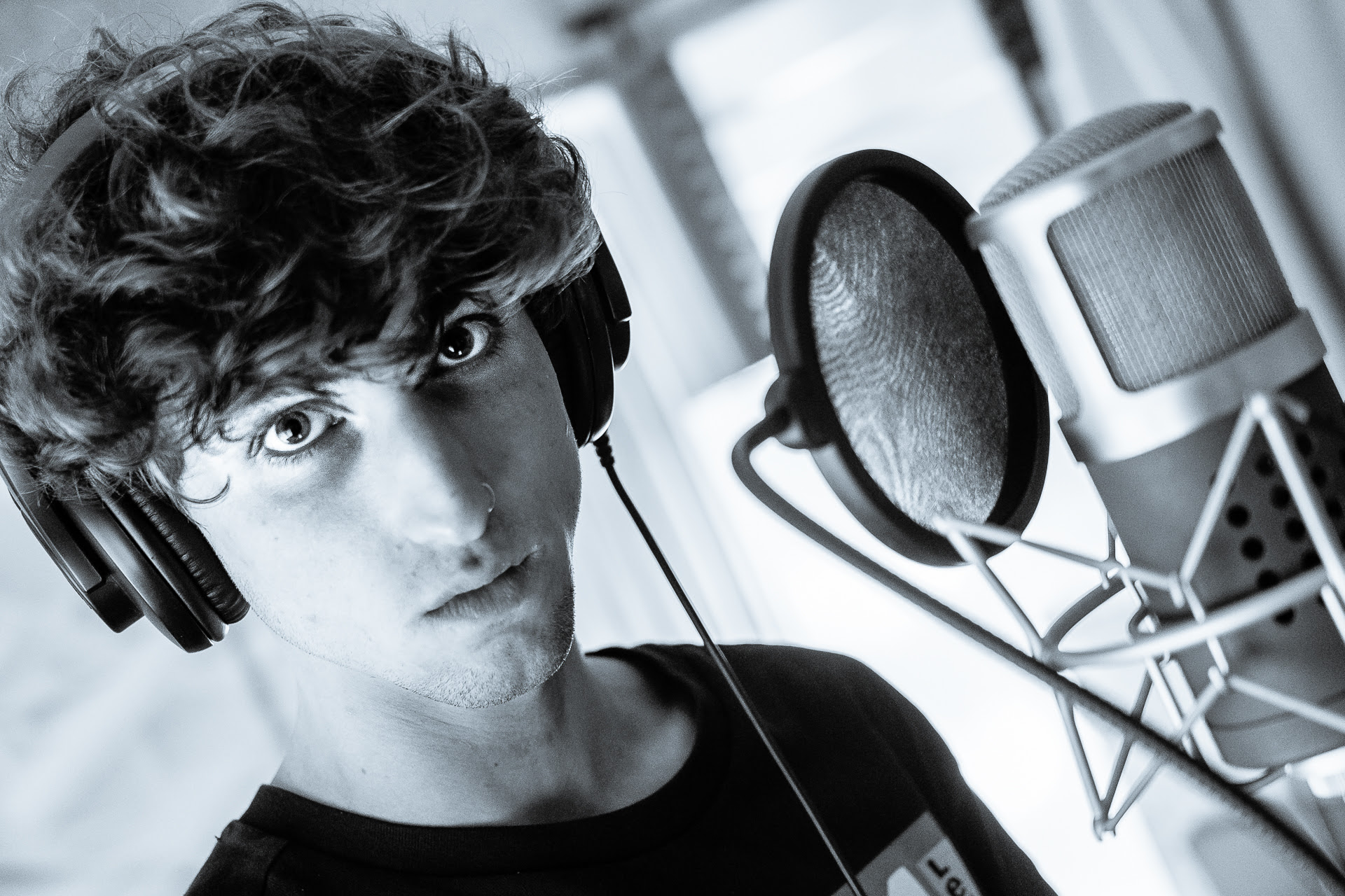 REY WILLY: da venerdì 16 aprile disponibile nei digital store e in radio “DROP TOP”