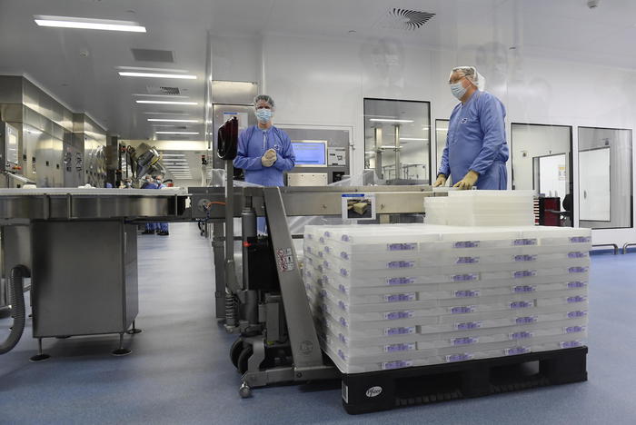 Vaccini: arrivano 2,2 mln dosi Pfizer, da domani a Regioni