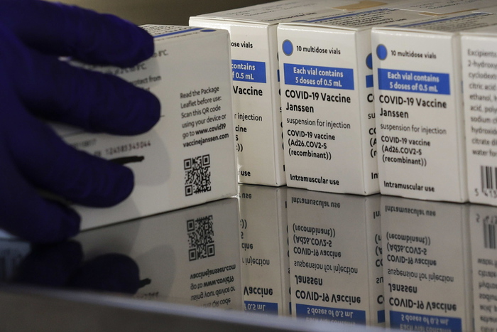 Vaccini: Janssen, plausibile ruolo causale in rare trombosi