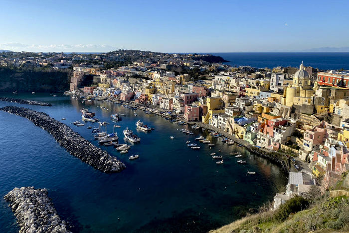 Vaccini: Procida, al via campagna massa per isola covid free