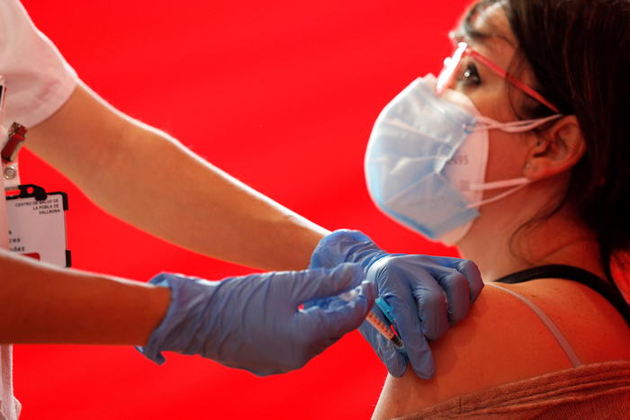 Vaccini: Spagna, il 19% con una dose e il 7% con due