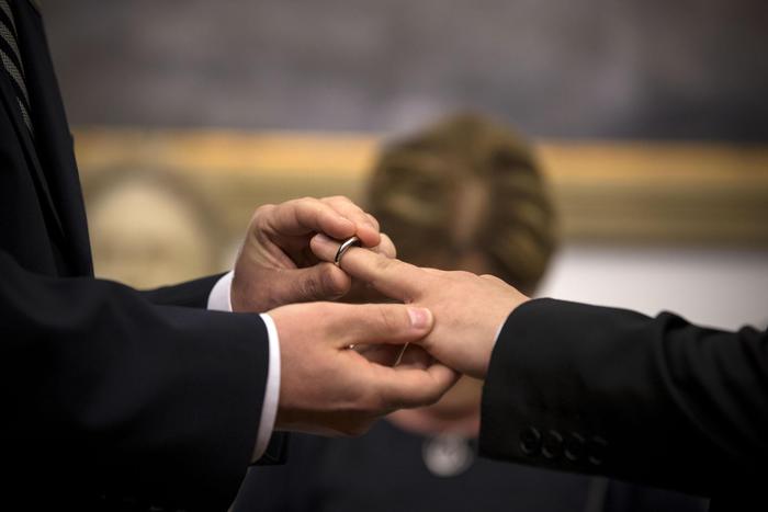 Vaticano: vescovo Innsbruck, parenti benedicano coppie gay