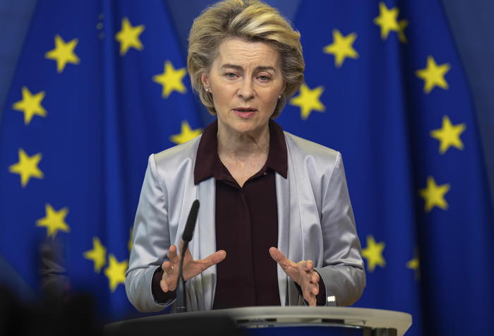 La controversia risale ad aprile 2021, quando in seguito a un articolo del New York Times in cui veniva appunto riferita la notizia dello scambio di messaggi tra la Von der Leyen e Bourla, la Commissione europea ha ricevuto la richiesta di accedere pubblicamente ad essi.