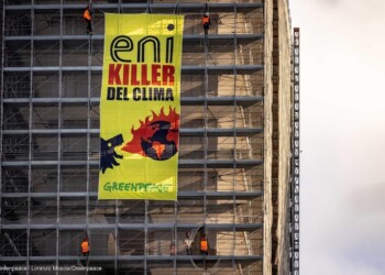 ATTIVISTI DI GREENPEACE SCALANO PALAZZO DI FRONTE ALLA SEDE DI ENI A ROMA: «ENI È TRA I KILLER DEL CLIMA DEL PIANETA»