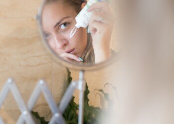 Le maschere fai-da-te possono offrire benefici temporanei, come idratazione o luminosità, ma non possono risolvere problemi cutanei