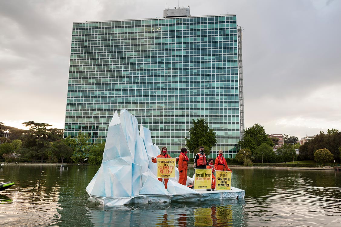 GREENPEACE IN AZIONE, ATTIVISTI SU ICEBERG DAVANTI AL PALAZZO DI ENI A ROMA: «ENI FA SOLO GREENW ASHING E PUNTA ANCORA SU GAS FOSSILE E PETROLIO»