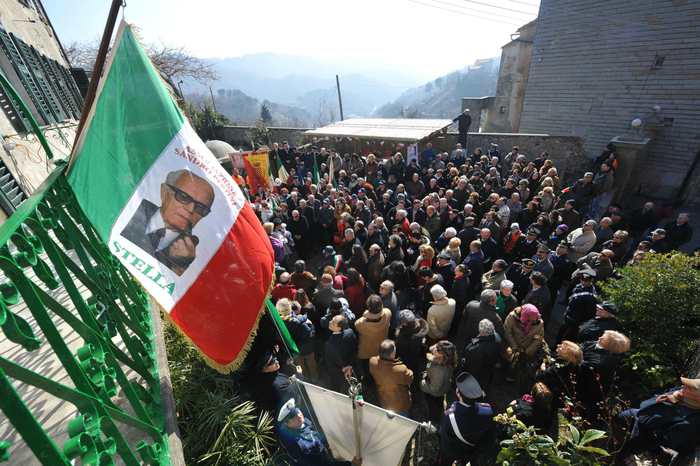 >ANSA-BOX/Monumento in ricordo Pertini,disfida Savona-Stella