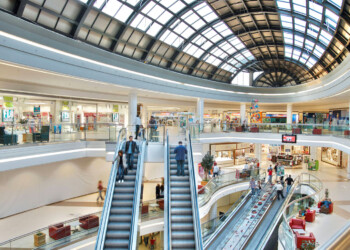 Saracinesche abbassate nei negozi dei centri commerciali martedì 11 maggio