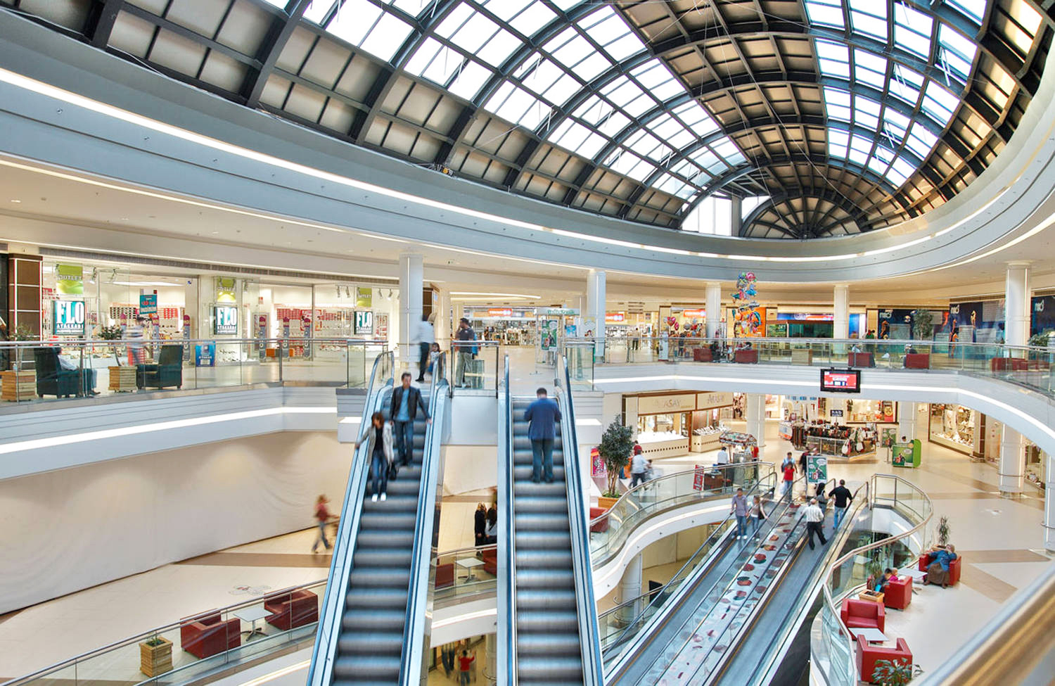 Saracinesche abbassate nei negozi dei centri commerciali martedì 11 maggio