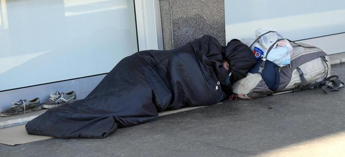 Clochard morto vicino Ortomercato Milano, è caduto da tetto