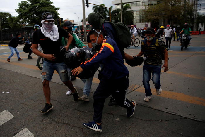 Colombia: presidente invia l’esercito a Cali