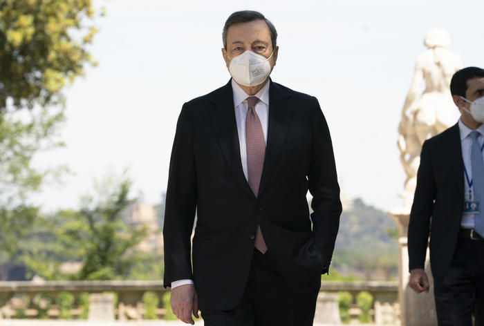 Draghi, via la mascherina? Ancora un paio di mesi…