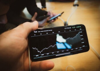 Due titoli che segnaleranno gli utili la prossima settimana spiegano le loro valutazioni elevate