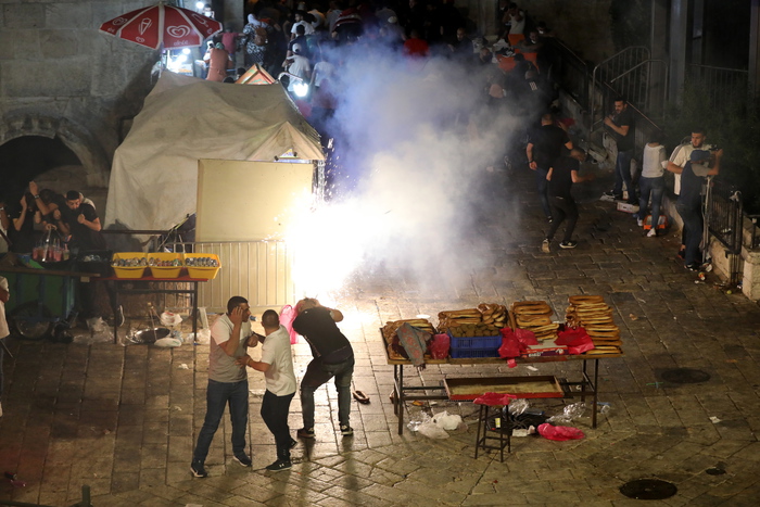 Gerusalemme: ripresi scontri, 50 palestinesi feriti