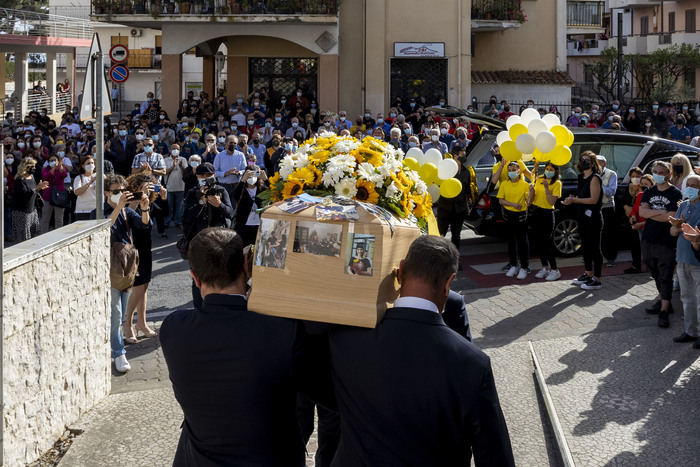 In centinaia a Diamante per l’addio a Serena