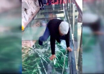 Incidente su un ponte di cristallo in Cina. Uomo intrappolato. Video