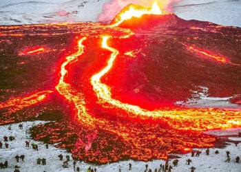 ISLANDA, nuova eruzione del primo vulcano al Mondo che è in vendita. Video