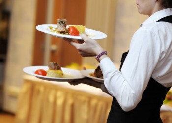 L’utile operativo sottostante di Compass Group è sceso del 65% nell’H1