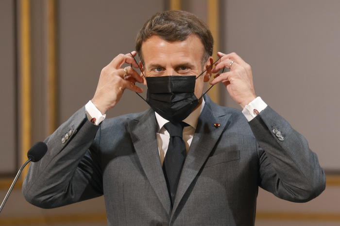 Macron, vaccinazione senza limiti d’età dal 12 maggio