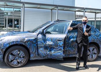 Maserati, Elkann e Tavares visitano lo storico stabilimento di Modena