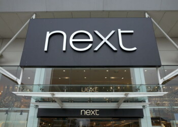 Next plc afferma che le sue vendite trimestrali sono diminuite molto meno del previsto